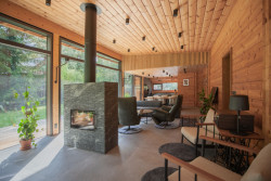 Také uvnitř je vidět srubová konstrukce (Roubený rodinný dům, monom)