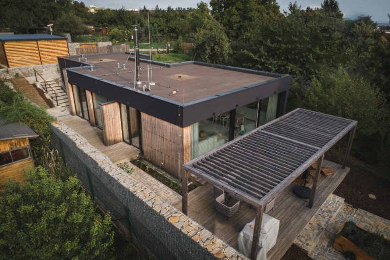 Rodinný dům od ateliéru Kunc Architects realizovaný firmou Vesper Homes dokazuje, že i náročný terén může být příležitostí.