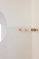 V bytě se často vyskytuje motiv kruhu. (Byt ve Vršovicích, Schwestern) 