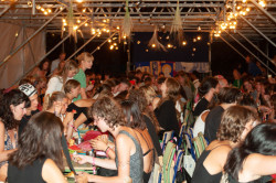 Poslední den proběhla společná večeře. U třech dlouhých stolů usedlo přes 500 lidí.