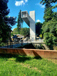 Lávka v Litomyšli od EHL & KOUMAR ARCHITEKTI: Pohled na lávku od Loučné za slunce