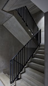 Z pohledu vnitřního uspořádání se jedná o úplně klasický městský bytový dům, tedy trojtrakt s jedním vertikálním jádrem. (Bytový dům Iconik, studio Edit!)