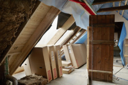 Střešní balkon Velux Cabrio, fotografie z instalace prvků.