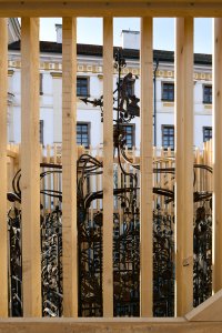 V Hradci Králové si připomínají 800 let od první zmínky o městě. Při té příležitosti vznikla kolem studny na náměstí dřevěná umělecká instalace.