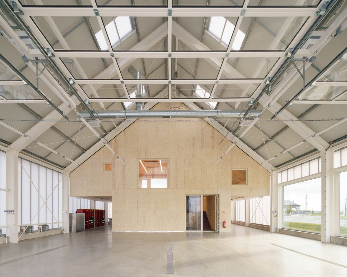 Pohled na dřevěnou vestavbu (Hasičská stanice Dolní Jirčany, SOA architekti)