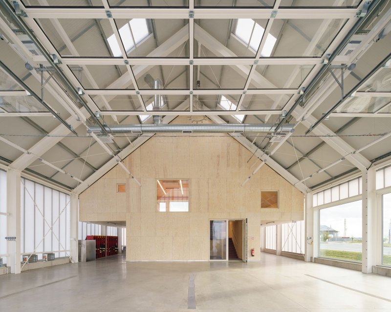 Pohled na dřevěnou vestavbu (Hasičská stanice Dolní Jirčany, SOA architekti)