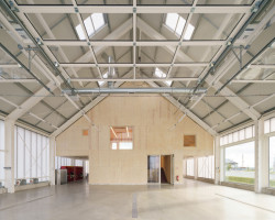 Pohled na dřevěnou vestavbu (Hasičská stanice Dolní Jirčany, SOA architekti)