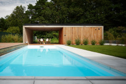 Na kuchyň, obývací pokoj a jídelnu navazuje intimnější část zahrady s bazénem. (Dům ve třech zahradách, Air ateliér)