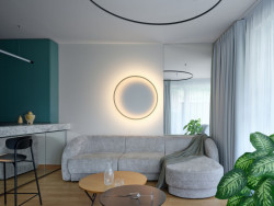 Podpůrná zrcadlová konstrukce kuchyňského ostrůvku mizí pozorovateli z očí. (Rekonstrukce bytu v Pitkovicích, Formafatal)