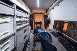 Mobilní digitalizační stanice Archa III vyslaná na Ukrajinu umožňuje přímo v terénu vytvářet detailní 3D záznamy ohrožených památek a sbírkových předmětů. (Archa III; Národní muzeum)