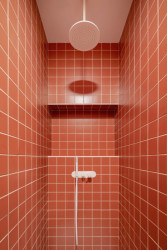 BY architects navrhli v areálu Nuselského pivovaru coworkingový prostor MIMAMI, kam koupelnové vybavení dodal Ravak. (Coworkingový prostor MIMAMI BY architects)