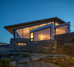 Na ostrově Finnøy vyrostl dům s výhledy na oceán. Navrhla ho architektonická kancelář Helen & Hard.