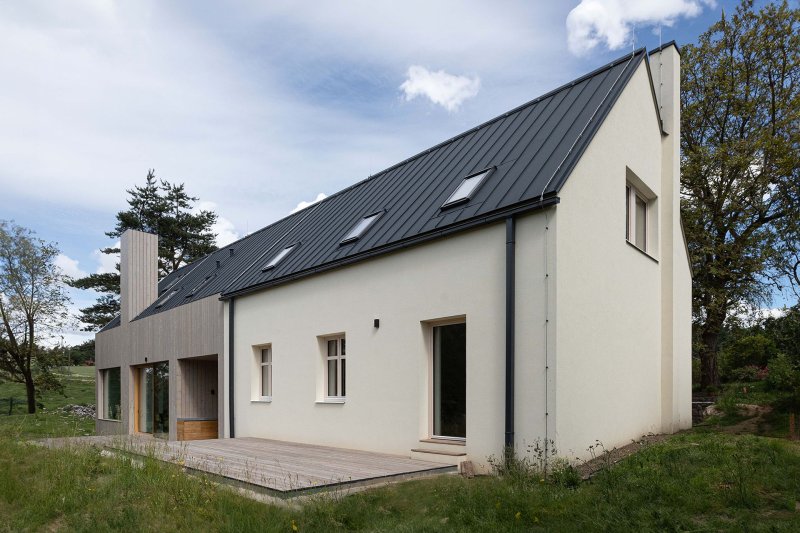 Dům v Dehtárech na Liberecku prošel zjednodušením, komplexní rekonstrukcí, a k tomu dostal novou přístavbu. (Rodinný dům v Dehtárech, SP-AM)