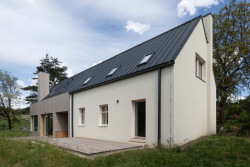 Dům v Dehtárech na Liberecku prošel zjednodušením, komplexní rekonstrukcí, a k tomu dostal novou přístavbu. (Rodinný dům v Dehtárech, SP-AM)