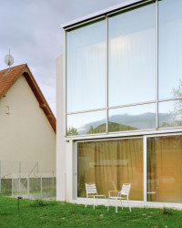 Vila Bôrik, PLURAL, LABAK - Celý prostor se východ otevírá celoprosklenou stěnou, který je díky posuvným oknům možné propojit se zahradou