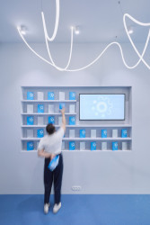 Pásky a branding - ten je podle architektů minimální. (Provozovna v pasáži Černá růže, RDTH architekti)