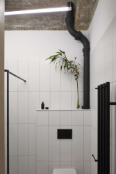 Koupelna je světlá, oblečená do bílé barvy. (Rekonstrukce bytu Hradešínská, Ateliér Důmysl)