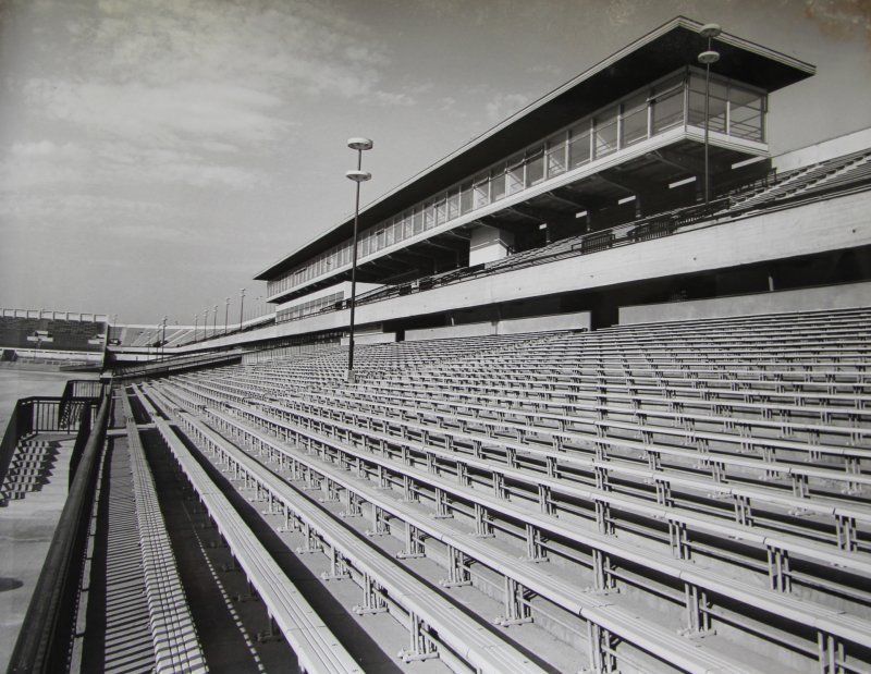 Velký strahovský stadion vyvolává celou řadu asociací: nejrozměrnější stadion světa, dějiště sokolských sletů a spartakiád, po revoluci koncertů hudebních hvězd. Pro Kunu byl zakázkou mimořádných rozměrů a neméně velké státní důležitosti. Jeho východní tribuna po letech dotvořila stadion v jeden celek, dodala mu novou náplň, jež mezi jednotlivými spartakiádami chyběla, a stavbu znovu probrala k životu