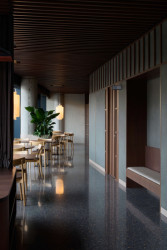 Prostor restaurace je atypicky protáhlý. (Restaurace Hansik v Praze; Neuhäusl Hunal)