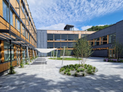 Škola si dokáže vyrobit více energie než spotřebuje, její vnitřní mikroklima řídí automatický systém, který sám vyvětrá nebo zatopí. A taky ví, jestli žáci přišli na výuku. Za to si u nás v redakci vysloužila přezdívku "škola kontrolórka". Více si přečtěte v našem článku.