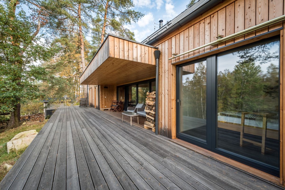Důraz na propojení interiéru s exteriérem. (Dřevostavba v severském stylu, Česká Kanada, arch. návrh Labor 13, generální dodavatel VESPER HOMES)