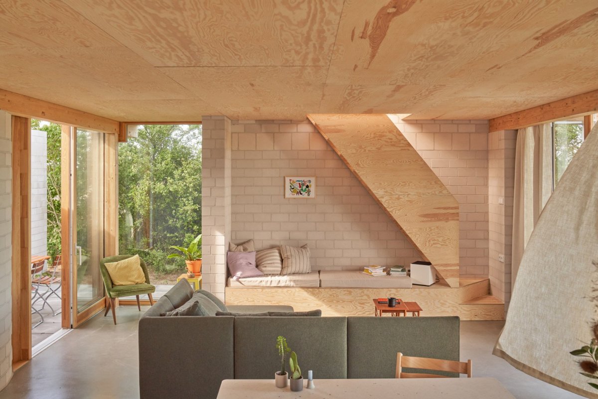 Víkendový dům "Das Glashaus" v Německu, Sigurd Larsen: Do masivních stěn z betonových cihel umístili architekti kuchyňskou linku a schodiště.