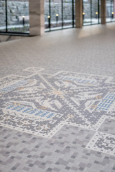 Ústřední motiv kachen na obnovené mozaice lázeňské kolonády. Foto: RAKO