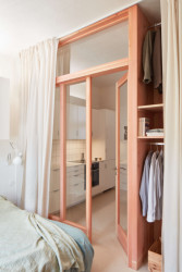 Pohled z ložnice (Plus One Architects, byt ve Vršovicích)