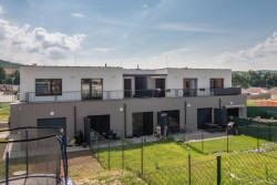 Studio Laplan zrealizovalo viladomy s celkem šesti byty v jihomoravských Ivančicích