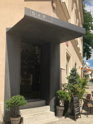 Galerie a Prostor vás dovnitř naláká buď vytrčeným kšiltem nebo ikonickým „oknem v okně“. Foto: Klára Koldová