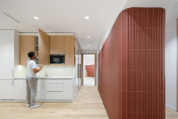 Keramiku vyvažuje přírodní dub – v podlahách, nábytku i okenních rámech. (Zrekonstruované kanceláře v Paláci Akropolis; Marco Maio Architects)