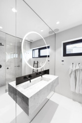 Ateliér Vrtiška & Žák navrhli interiér vily v pražské Troji v kombinaci světlých a tmavých odstínů