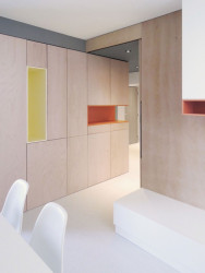 Průhled do chodby, kterou lze oddělit posuvným panelem. Studio ČTYŘI STĚNY, Rekonstrukce bytu v Krči - foto