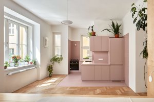 Ateliér Neuhäusl Hunal proměnili žižkovský byt na garsonku se spacím pódiem