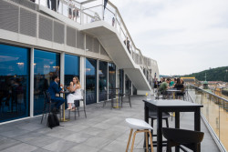 Bývalé technické podlaží a na střeše nová střešní terasa. Tato část si jako jediná udržela jednoduchý výraz inspirovaný high-tech a funkcionalismem, který navazuje na estetický názor původních autorů. 