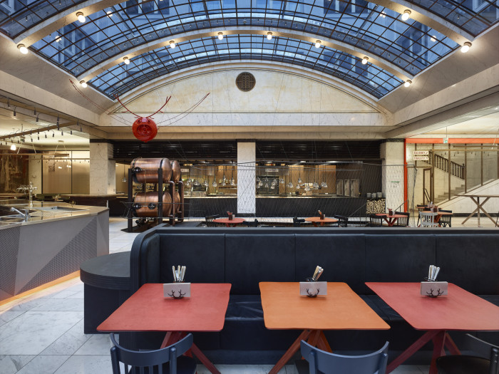 Vstupní část restaurace představuje původní bankovní hala obkládaná bílým mramorem, nad kterou Josef Gočár navrhl krásnou velkorysou klenbu ze sklobetonu