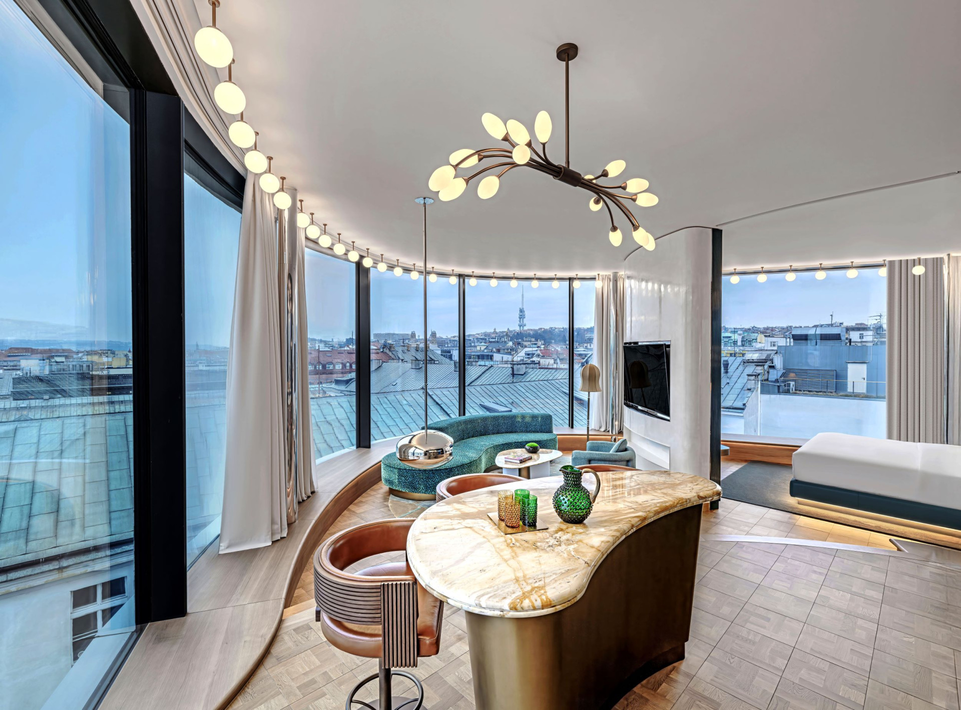 A takto vypadá vůbec nejluxusnější pokoj ve dvorní přístavbě, obklopuje ho panoramatický výhled na Prahu.