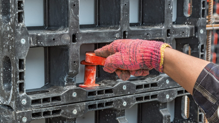 Klip DUO je příkladem intuitivního konstrukčního prvku – jeho tvar a odpovídající otvory v panelech umožňují jediný správný způsob montáže.