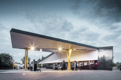 Daniel Zerzán navrhl geometricky tvarovanou čerpací stanici v pražské Uhříněvsi