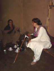 Yasmeen Lari v rozhovoru s přeživším zemětřesení v roce 2005 v Pákistánu