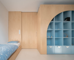 Bílou, krémovou a dřevo architektka doplnila ještě modrými akcenty. ("Open space" byt v Hodoníně od Atel!er)