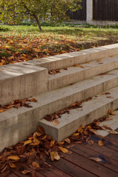 Nová terasa suterénního bytu v Praze od Matěje Šebka