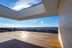 Podle návrhu ateliéru Kareš Arch vznikla další neofunkcionalistická vila nad Brnem s velkými prosklenými plochami