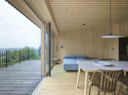 Chata Kostka na Vysočině, 0, 5 Studio: S tmavým dřevem na fasádě kontrastují smrkové palubky v přirozené barvě dřeva