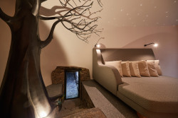 Součástí wellness zóny je i malá odpočívárna. 