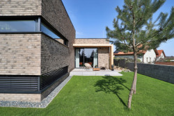 Bungalov s šedivým cihelným páskem na fasádě. Ten je podle majitelů pěkný i praktický na údržbu.