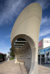 Zadání bylo: funkční zastávka. Aby bylo vidět na přijíždějící autobus, dovnitř nefoukalo ani nepražilo slunce.