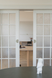 Své hlavní sídlo má ve Zlíně, na pobočce v Praze trvale pracuje pouze několik lidí. - Kanceláře marketingové agentury KHS v Praze, studio COSMO