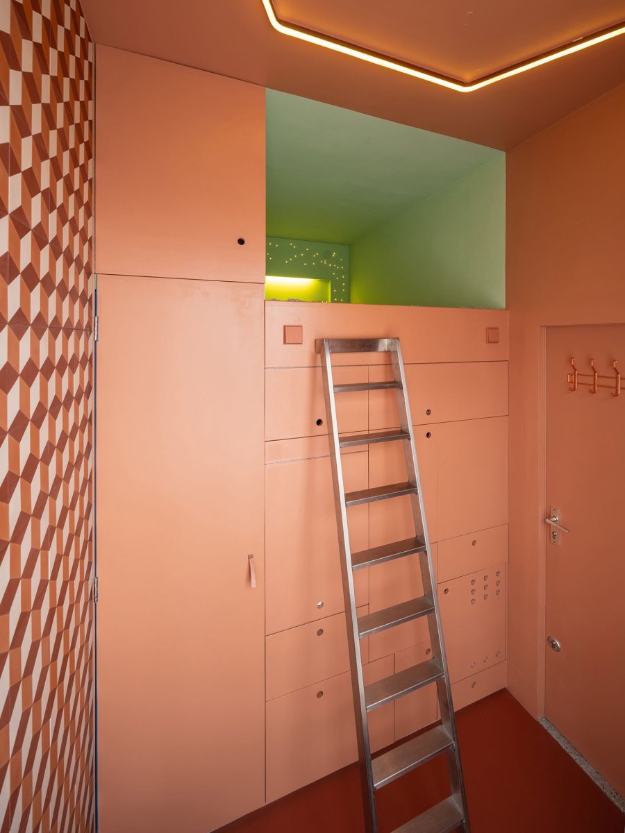 Když se přistaví žebřík, lze se dostat na spací patro. (Minimální byt v Rotterdamu, STAR - Strategies and Architecture, BOARD - Bureau of Architecture, Research and Design)