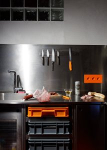 Nerezovou kuchyňskou linku architekti navrhovali na míru. (Rekonstrukce bytu v Praze na Zličíně; Vlastislav Srbek, Iva Kopecká)